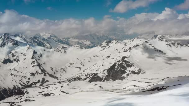 Volo Aereo Attraverso Nuvole Montagna Bellissime Cime Innevate Montagne Ghiacciai — Video Stock