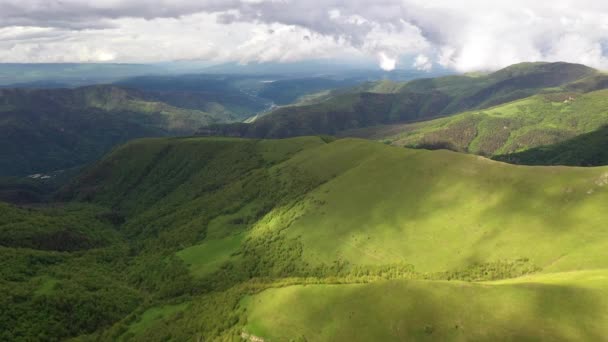 Dağlık Bir Platoda Uçuyor Doğanın Güzel Manzarası — Stok video