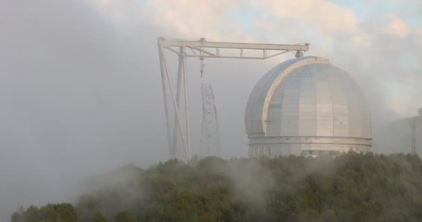 Özel Astrofizik Gözlemevi Büyük Bir Teleskopla Yer Tabanlı Evren Gözlemleri — Stok video