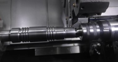 Metal işleten CNC değirmen makinesi. Metal modern işleme teknolojisinin kesilmesi Endüstriyel Detayları Yapıyor.