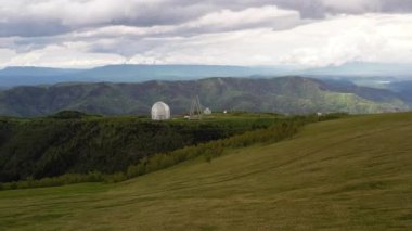 Özel Astrofizik Gözlemevi. Büyük bir teleskopla yer tabanlı evren gözlemleri için astronomik merkez..