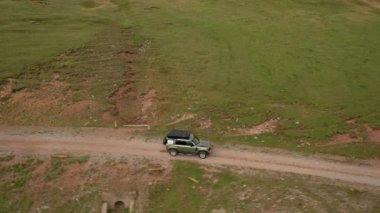 Off road turistleri Highlands 'ta off-road yapıyor. Seyahat ve tatil, uzak bölgelerdeki maceralar..