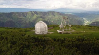 Özel Astrofizik Gözlemevi. Büyük bir teleskopla yer tabanlı evren gözlemleri için astronomik merkez..