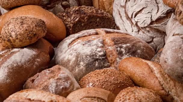 Świeżo Upieczony Chleb Naturalny Jest Stole Kuchennym — Wideo stockowe