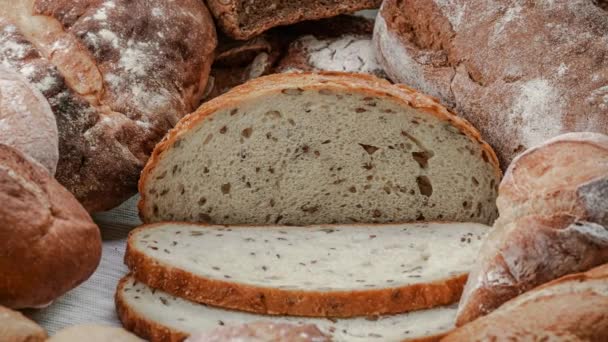 Vers Gebakken Natuurlijk Brood Ligt Keukentafel — Stockvideo