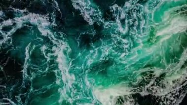 Nehrin ve denizin dalgaları yüksek gelgit ve alçak gelgit sırasında bir araya gelir. Saltstraumen girdabı, Nordland, Norveç girdapları