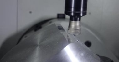 Metal işleten CNC değirmen makinesi. Metal modern işleme teknolojisinin kesilmesi Endüstriyel Detayları Yapıyor.