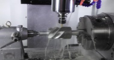 Metal işleten CNC değirmen makinesi. Metal modern işleme teknolojisinin kesilmesi Endüstriyel Detayları Yapıyor.
