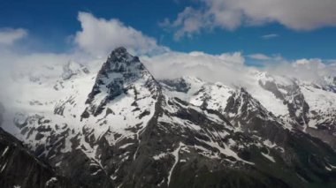 Dağların, dağların, buzulların ve dağların tepelerinin üzerinden uçarak..