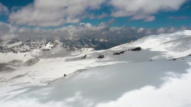 Dağların, dağların, buzulların ve dağların tepelerinin üzerinden uçarak..
