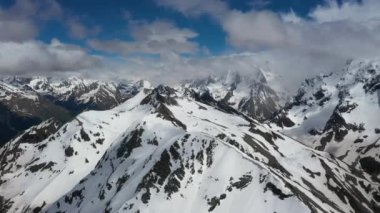 Dağların, dağların, buzulların ve dağların tepelerinin üzerinden uçarak..