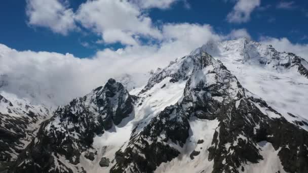 空中飞越高山云彩 飞越美丽的白雪覆盖的高山和冰川山峰 — 图库视频影像