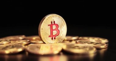 Siyah arka planda Altın Para BTC Kripto Para Birimi. Bitcoin, merkezi olmayan ilk dijital para birimi olarak adlandırılan dünya çapında bir şifreleme ve dijital ödeme sistemidir..