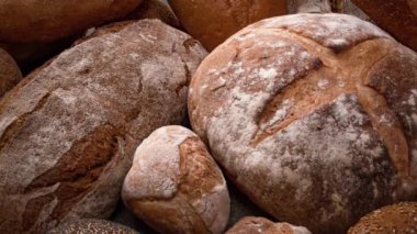 Taze pişmiş doğal ekmek mutfak masasında..