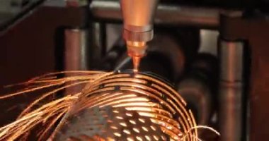 CNC lazer kesimi, modern endüstriyel teknoloji Endüstriyel Detaylar Yapıyor. Lazer optik ve CNC (bilgisayar sayısal denetimi) malzemeyi veya lazer ışınını yönlendirmek için kullanılır..