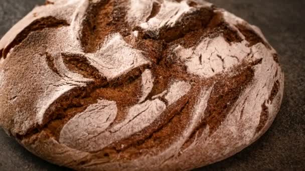 Свіжий Запечений Натуральний Хліб Кухонному Столі — стокове відео