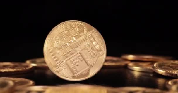ゴールドビットコインBtc暗号通貨黒い背景にコイン Bitcoinは世界的な暗号通貨であり 最初の分散デジタル通貨と呼ばれるデジタル決済システムです — ストック動画