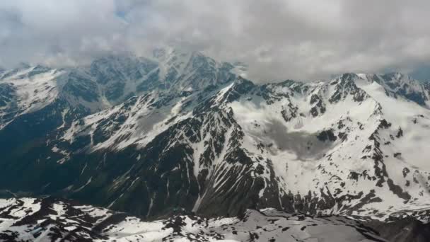Ilma Lento Vuoren Pilvien Yli Kauniit Lumihuippuiset Vuoret Jäätiköt — kuvapankkivideo