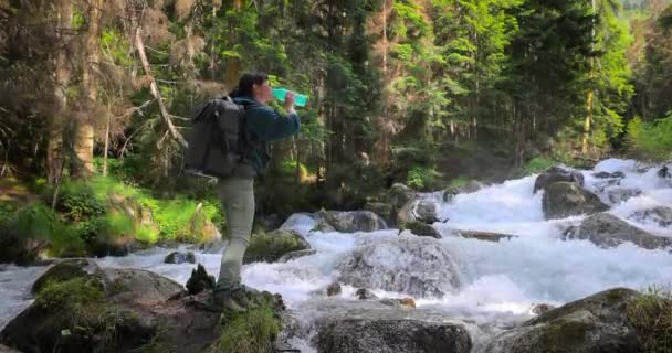 Viaggiatore Femminile Con Uno Zaino Acqua Potabile Nella Natura Nella — Video Stock