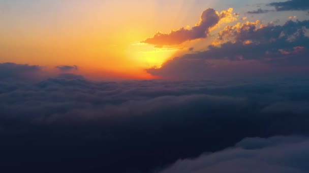 Volando Sobre Las Nubes Con Sol Tardío Salida Del Sol — Vídeo de stock