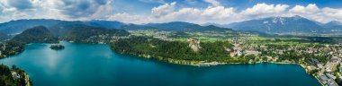 Slovenya - Aerial view tatil beldesi Bled Gölü. FPV insansız hava aracı fotoğrafçılığı. Slovenya Güzel Doğa Şatosu.