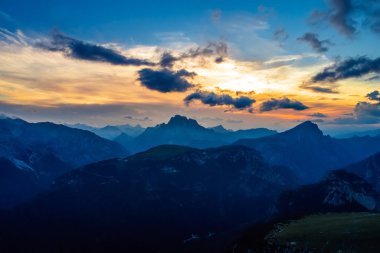 Ulusal Doğa Parkı Tre Cime Dolomites Alplerinde. İtalya 'nın güzel doğası.