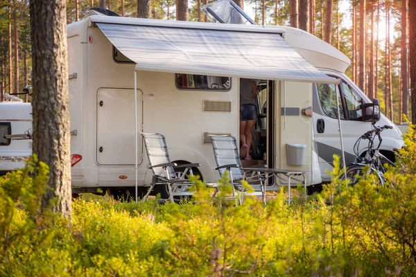 Rodzinny Wypoczynek Wyjazd Wakacyjny Kamperze Caravan Car Vacation — Zdjęcie stockowe