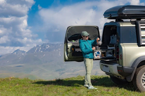 Reis Natuur Met Auto Familievakantie Het Weekend Vrouwelijke Reiziger Genieten — Stockfoto