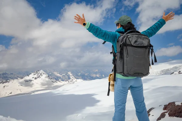 Mulher Caminhante Atingindo Topo Vista Para Montanhas Nevadas — Fotografia de Stock