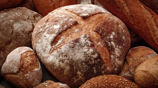 Taze Pişmiş Doğal Ekmek Mutfak Masasında — Stok fotoğraf