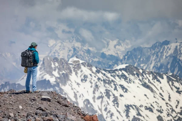 Mulher Caminhante Atingindo Topo Vista Para Montanhas Nevadas Imagem De Stock