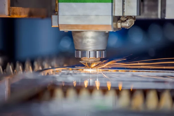 数控激光切割金属 现代工业技术制造工业细节 激光光学和数控技术 计算机数字控制 用于指导产生的材料或激光束 免版税图库图片