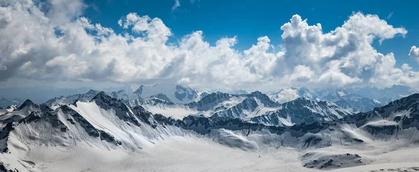 구름은 빙하로 아름다운 산봉우리 눈덮인 산들을 바라봄 — 스톡 사진