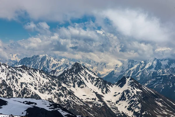 Bergwolken Boven Prachtige Besneeuwde Toppen Van Bergen Gletsjers Uitzicht Besneeuwde — Stockfoto