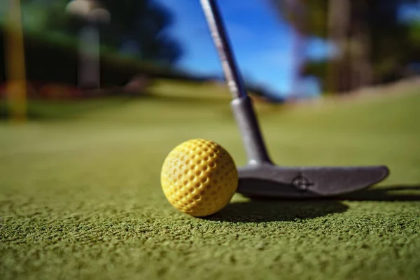 Mini Golf Sárga Labda Egy Denevér Közelében Lyuk Naplementekor — Stock Fotó