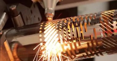 CNC lazer kesimi, modern endüstriyel teknoloji Endüstriyel Detaylar Yapıyor. Lazer optik ve CNC (bilgisayar sayısal denetimi) malzemeyi veya lazer ışınını yönlendirmek için kullanılır..