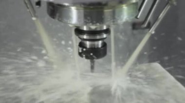 Metal işleten CNC değirmen makinesi. Metal modern işleme teknolojisinin kesilmesi Endüstriyel Detayları Yapıyor.