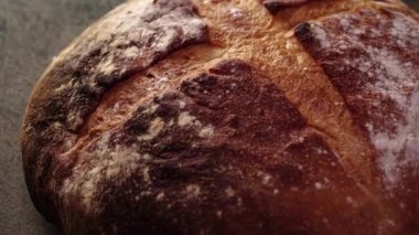 Taze pişmiş doğal ekmek mutfak masasında..