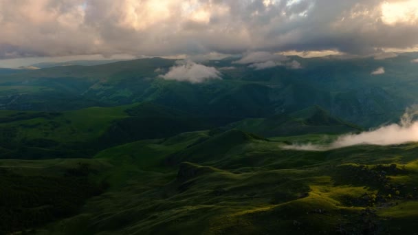 Nuvens Baixas Sobre Planalto Nas Profundezas Pôr Sol Pôr Sol — Vídeo de Stock