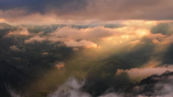 Alacsony Felhők Hegyvidéki Fennsík Felett Naplemente Sugaraiban Sunset Bermamyt Plateau — Stock videók