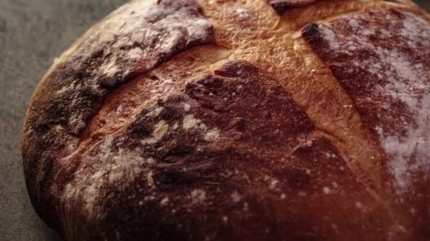 Φρεσκοψημένο Φυσικό Ψωμί Είναι Στο Τραπέζι Της Κουζίνας — Αρχείο Βίντεο