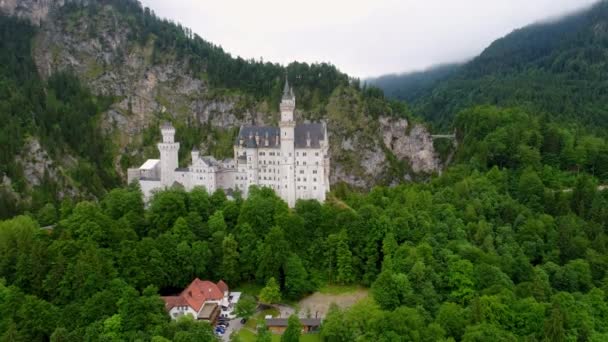 Hrad Neuschwanstein Bavorské Alpy Německo Letecké Lety Fpv Dronem — Stock video