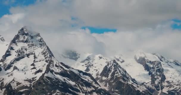 Воздушный Полет Через Горные Облака Над Прекрасными Снежными Вершинами Гор — стоковое видео