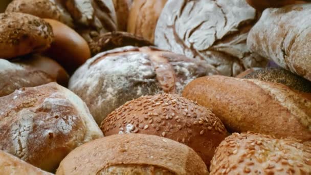 Φρεσκοψημένο Φυσικό Ψωμί Είναι Στο Τραπέζι Της Κουζίνας — Αρχείο Βίντεο