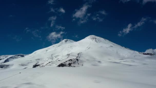 Lot Powietrzny Przez Piękny Widok Górę Elbrus Północny Kaukaz Rosja — Wideo stockowe