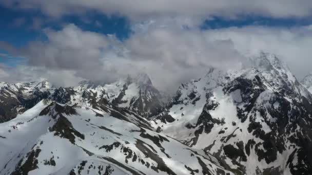 Luchtvlucht Door Bergwolken Prachtige Besneeuwde Toppen Van Bergen Gletsjers — Stockvideo