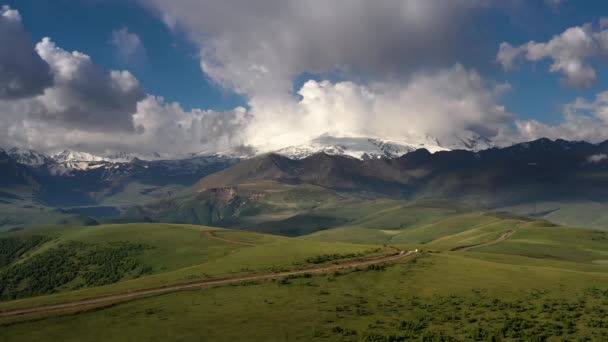 Elbrus Bölgesi Dağlık Bir Platoda Uçuyor Doğanın Güzel Manzarası Elbrus — Stok video