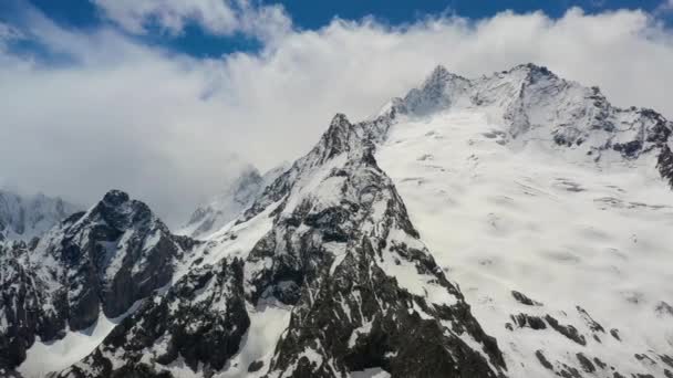 Flyg Genom Bergsmoln Över Vackra Snötäckta Bergstoppar Och Glaciärer — Stockvideo