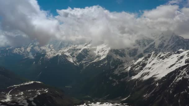 空中飞越高山云彩 飞越美丽的白雪覆盖的高山和冰川山峰 — 图库视频影像