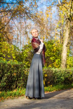 Parktaki genç kız.